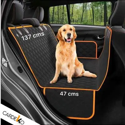 Mascota cómoda sobre protector para carro, sin pelos ni suciedad en el asiento